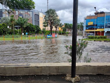Cakarta, Endonezya - 29 Ocak 2025: Taman Palem kavşağında bir su baskını yolu, Batı Jakarta, Cengkareng. Endonezya.
