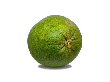 Beyaz arkaplanda yeşil Pomelo veya greyfurt izole edilmiş.