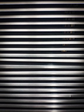 Yatay metal pencere perdeleri çarpıcı ve parlak soyut bir arka plan deseni oluşturur. Mobilya arka plan temaları için uygundur.