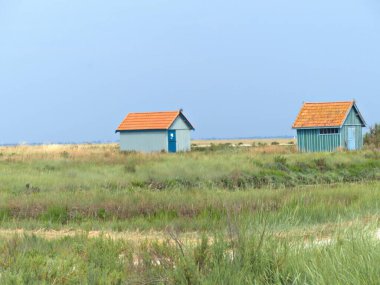 Cabanes sure l 'le d' Olron