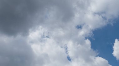 Photo d'une nuee de fumee de nuages gris arrivant sur un ciel bleu clipart