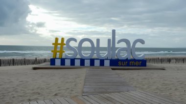 Fotoğraf: Letres de soulac, en gironde, avec au loin le phare de Cordouan