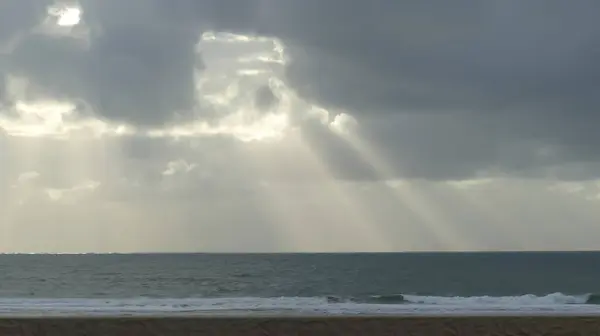 Fotoğraf des rayons du coucher de soleil tombant sur la mer