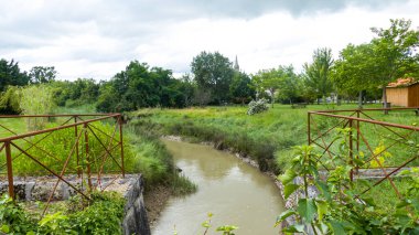 Fotoğraf du paysage du canal de Saint Christoly dans le Medoc