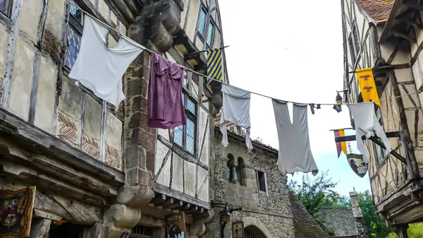 Fotoğraf: d 'un du village de Font Rognou au Puy du Fou you est süspandu du du linge 
