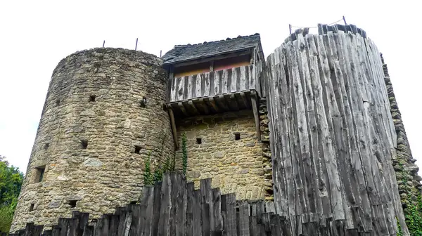Foto du chateau fort du village de Font Rognou au Puy du Fou