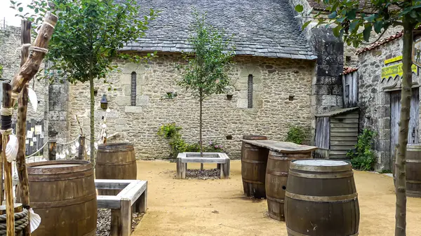 Fotoğraf d 'une cour d' un bar de village de Font Rognou au Puy du Fou