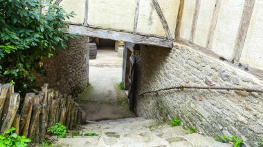 Fotoğraf d 'une descte d' escalier du village de Font Rognou au Puy du Fou