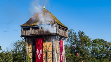 Photo du decor du spectacle des Vikings avec tour en feu au Puy du Fou clipart