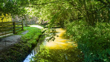 Foto d 'un paysage du canal au parc du Puy du Fou