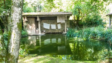 Fotoğraf: d 'un deprensant l' oeuvre du chene et du roseau de Jean de La Fontaine au Puy du Fou