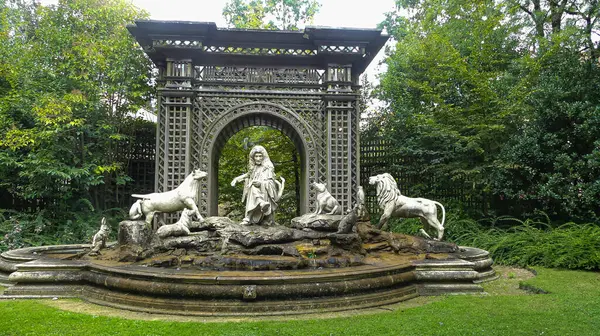 stock image Photo de la statue de Jean de La Fontaine au Puy du Fou