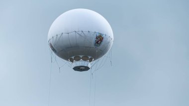 Photo d'une montgolfiere dans le ciel au Puy du Fou clipart