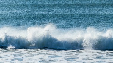 Photo d'un rouleau d'une vague sur l'ocean atlantique clipart