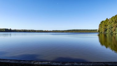 Photo du lac de Soustons sous un faux aire de Canada clipart