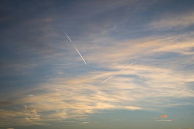 Photo d'un magnifique coucher de soleil dans le ciel pris en macro clipart