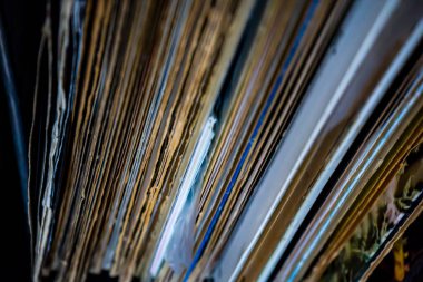 Fotoğraf d 'alignements de pochettes de vinyles pris en macro en minyatür