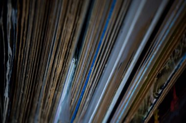 Fotoğraf d 'un alignement de vinyles en couleur pris en makro en minyatür
