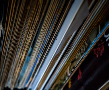 Foto de pochettes de vinyles en couleur prises en makro izolees