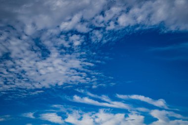 Photo d'un ciel de traine bleu avec des nuages en macro clipart