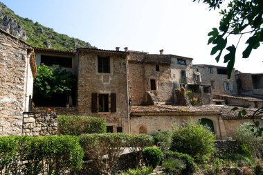 Saint-Guilhem-le-Desert Güzel Sanatlar Doğaya gömülmüş bir köyün fotoğrafı