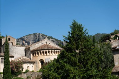Gellone Manastırı Saint-Guilhem-le-Desert 'teki Cypress Kutsal Mimarisi aracılığıyla