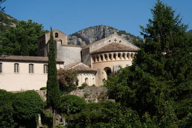 Gellone Manastırı Saint-Guilhem-le-Desert 'teki Cypress Kutsal Mimarisi aracılığıyla