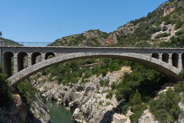 Fransa 'nın Herault Kanyonu manzaralı Pont du Diable fotoğrafı.