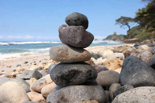 Hromada Kamenů Břehu Moře Létě — Stock fotografie