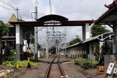 Endonezya 'daki istasyon yakınında demiryolu rayları