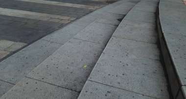 Gri taş desenli merdivenler, geniş granit basamaklar, ön manzara. Taş basamaklar sık sık simgelerde görülür.