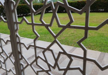 Soyut süs ve dekoratif desen arka planında demir metal geometrik desenli beyaz dökme demir parmaklık kapısı