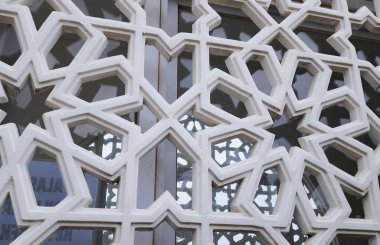 Soyut süs ve dekoratif desen arka planında demir metal geometrik desenli beyaz dökme demir parmaklık kapısı