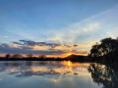 Gölde güzel ve romantik gün batımı