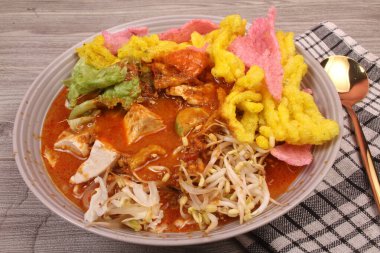 Tahta masada bir tabak Asinan betawi.