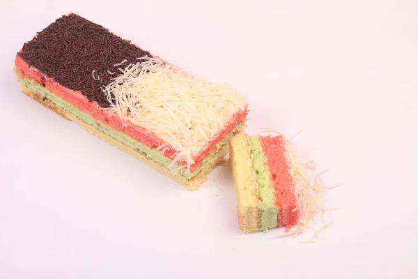 Rainbow Cake Vit Bakgrund — Stockfoto