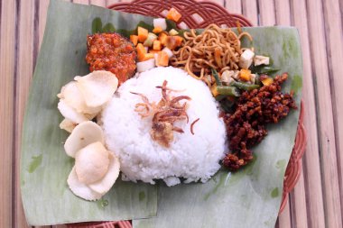 Sebzeli pirinç levha