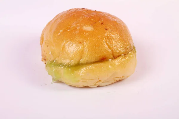 ขนมป มไปด วยแยมสเค าแยกก นบนพ นหล ขาว — ภาพถ่ายสต็อก