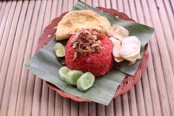 一盘红米配煎蛋卷和蔬菜 — 图库照片