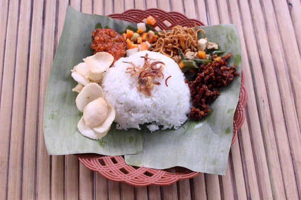 一盘米饭与蔬菜 — 图库照片