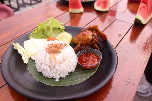 Sepiring Nasi Dengan Ayam Panggang Sayuran Dan Saus — Stok Foto