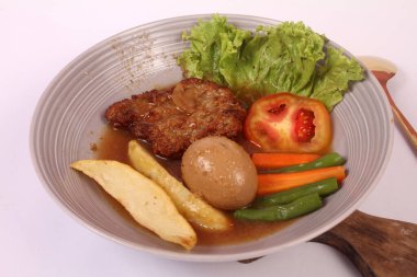 Bir tabak salata solosu.