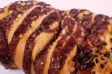 Beyaz arkaplanda peynirli ekmek