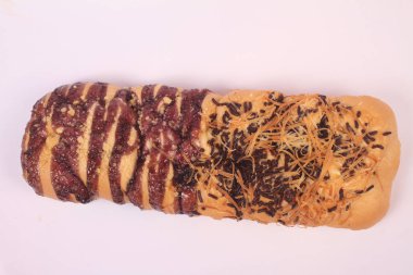 Beyaz arkaplanda peynirli ekmek