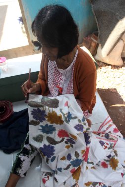 Pekalongan, Endonezya - 4 Temmuz 2023: Kadın nyolet batik kumaşı