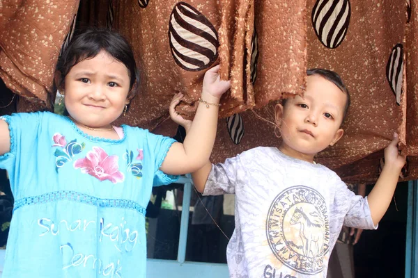 Pekalongan Indonesia Luglio 2023 Bambini Che Giocano Tra Panno Batik — Foto Stock