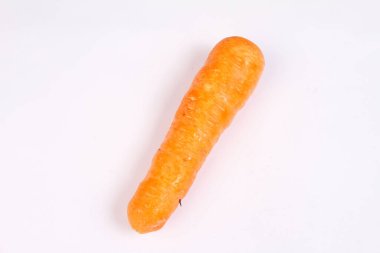 Beyaz arkaplanda havuç izole