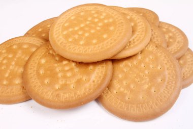 beyaz arka planda yuvarlak bisküviler