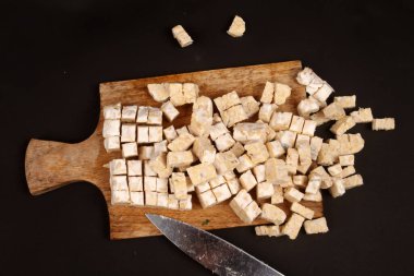 Beyaz arkaplanda tempeh dilimle