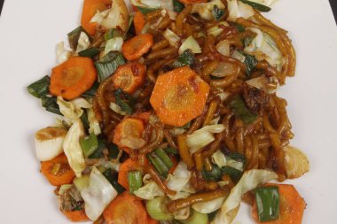 Bir tabak kızarmış erişte.